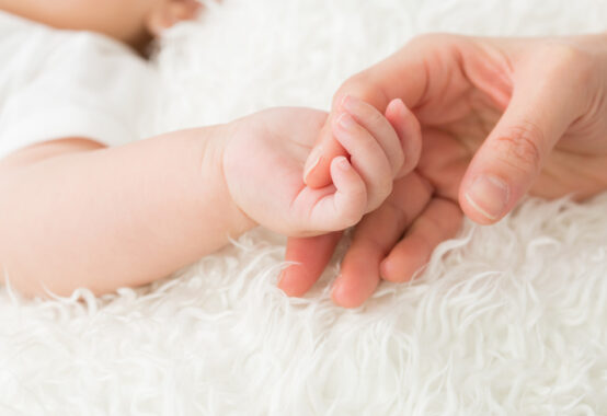 赤ちゃんの手とお母さんの手