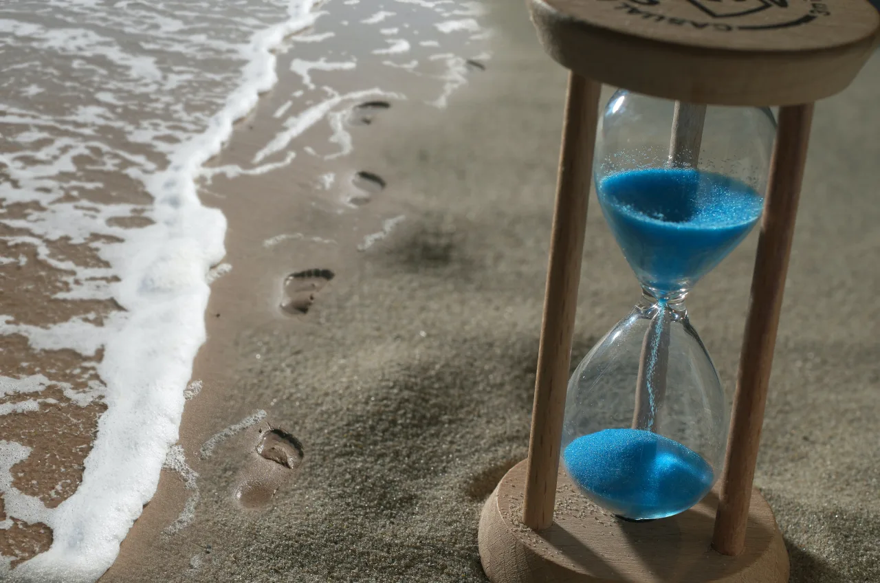 砂時計と海、砂浜
