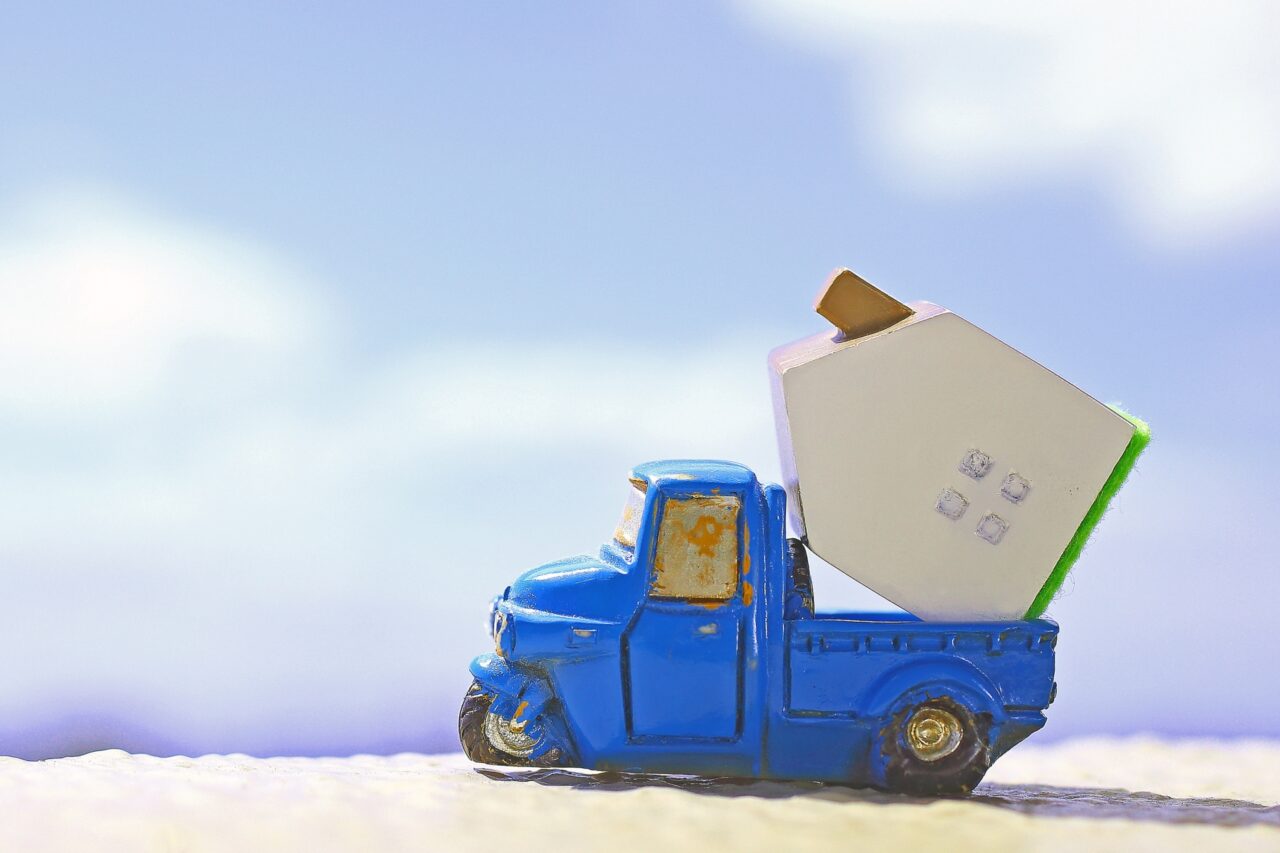 夜逃げする軽トラ