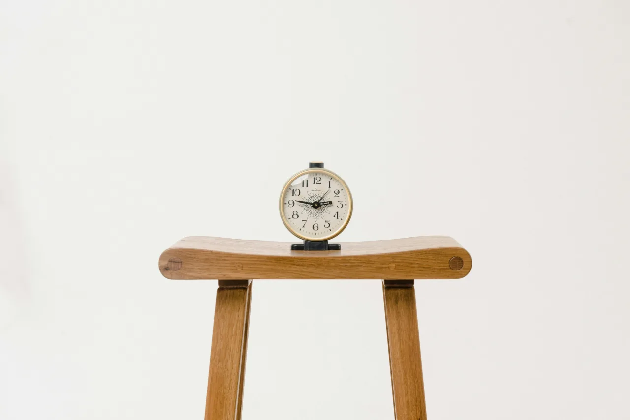 椅子の上の時計