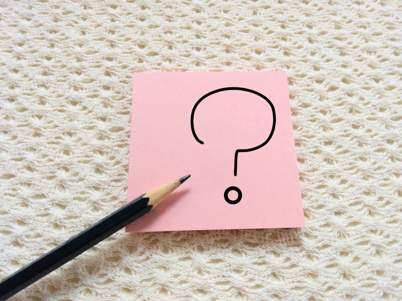 ?が付いた付箋と鉛筆