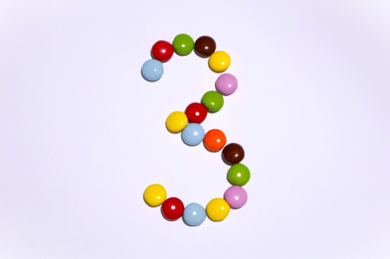 ３