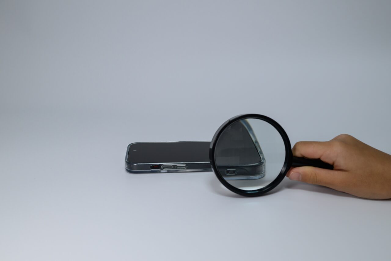 ケータイと虫眼鏡